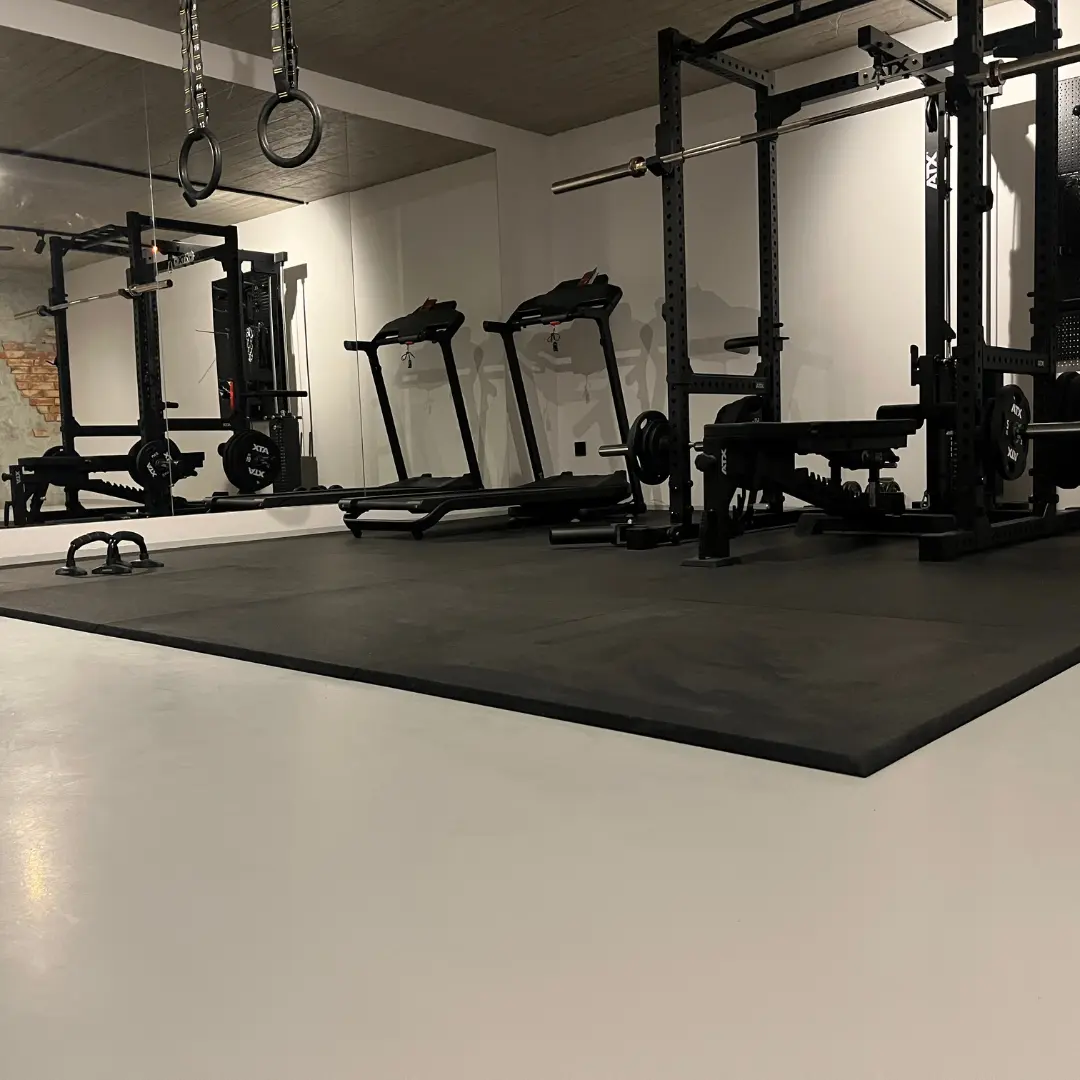 Elegancka strefa treningowa 16 m2 z matami Gym Square Pro